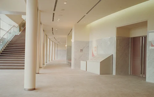 森のホール21　大ホールのホワイエ